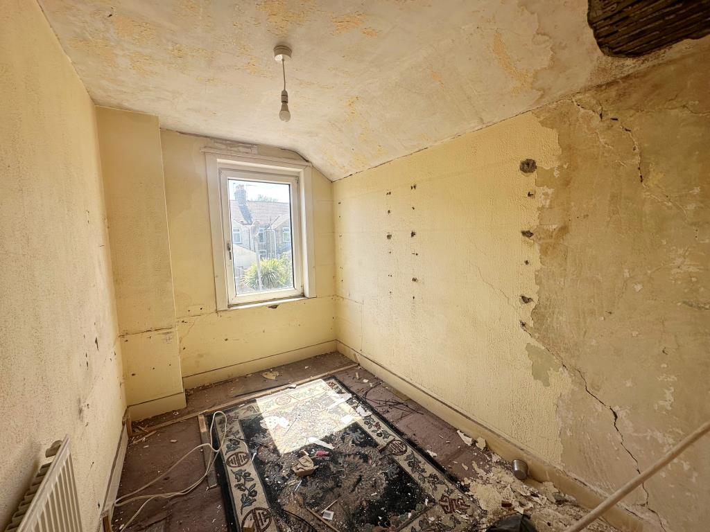 Lot: 162 - TERRACE HOUSE FOR REFURBISHMENT - Bedroom three